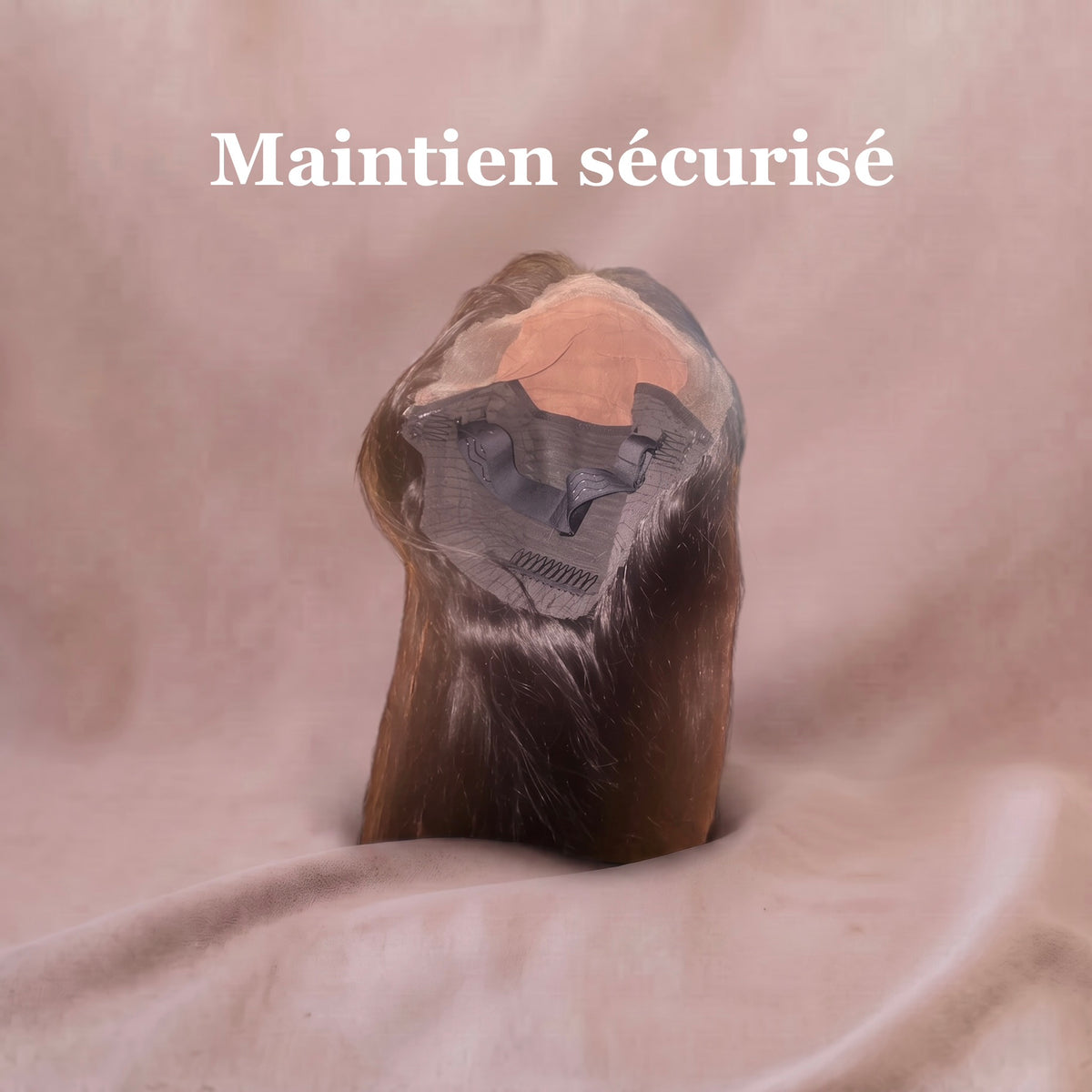 Vue de l'intérieur de la perruque Naomi BYNERIMA posée sur un socle, montrant le bonnet, la bande ajustable et les peignes de fixation.