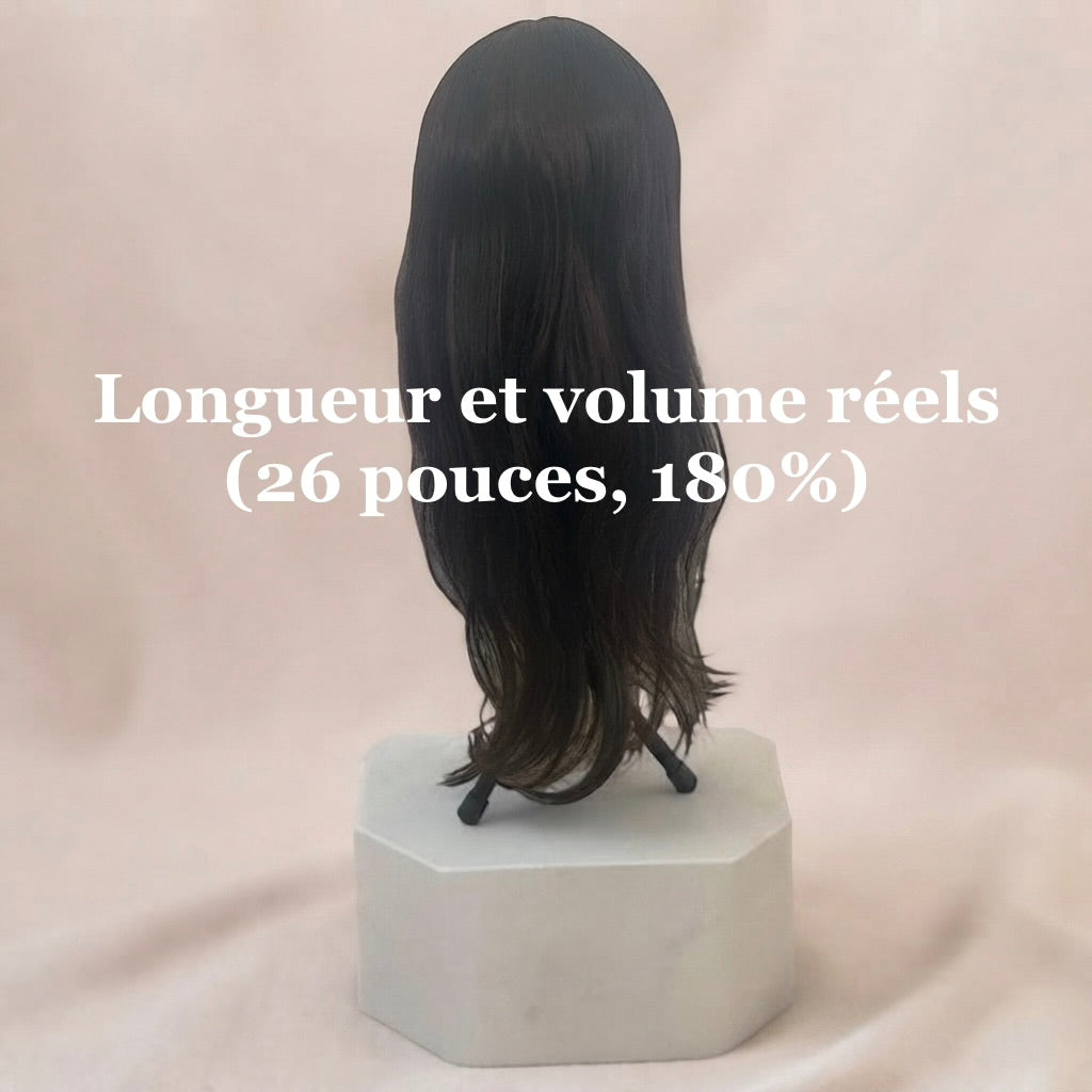 Vue de dos de la perruque longue et lisse Naomi BYNERIMA sur un socle de présentation.